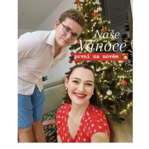 Viktorie Hrazdílková Instagram - První Vánoce na novém domečku ❤️ Užili jste si včerejší Štědrý večer stejně jako my? 🎄🎁🥂⭐️

#bramborovysalat #zmrzlina #losos #polevka #krevety #jahody #stedryden #dezert #vanoce #xmas #vlogmas #laska #novydum #vanocnistromecek #vanoce23 #vykladkaret #tradice #czechgirl #czechfitnessgirl #cervenesaty #inspirace #jidlo #recept #dnesjim #protebe #cojsemdnesjedla #inspirace #motivace #foodlover #fitnesscz