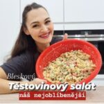 Viktorie Hrazdílková Instagram - Jaké jídlo vede v tvojí rodině? U nás se vždy zavděčím s těstovinama 😋😅 RODINNÝ TĚSTOVINOVÝ SALÁT 😋👌 - náš nejoblíbenější 🥗 400g těstovin (suchý stav) 🥗 1 okurka 🥗 1 červená paprika 🥗 100g kukuřice 🥗 2 kuřecí prsa (Bujónka, gyros) 🥗 olej ve spreji 🥗 zálivka: 200g bílého jogurtu, 50g light majonézy, 1PL tatarky, 1 PL hořčice, pepř a sůl Postup: Nejprve uvař těstoviny ve slané vodě. Do velké misky dej nakrájenou okurku, papriku, přidej kukuřici a následně uvařené těstoviny. Kuřecí maso dochuť dle chuti 👉 já použila paprikovou Bujónku a gyros koření, orestuj na troše oleje a přidej do salátu. Nakonec přidej zálivku připravenou smícháním surovin na zálivku a dobře vše promíchej 🤤👌. Baví tě mé RYCHLORECEPTY?👩‍🍳 Podpoř mou tvorbu ❤, sdílením a milým komentem 🥰. Chceš mít mé rychlé recepty přehledně a pohromadě 👉 objednej si mou NOVOU kuchařku jen za 169 Kč na webu 𝗳𝗶𝘁𝘃𝗶𝗸𝗶.𝗰𝘇 👩‍🍳📖😋. Nutriční hodnoty 1 porce (1/6): B: 23,2g S: 52,8g T: 5,7g 355 kcal #salat #testoviny #testovinovysalat #kurecimaso #dnesvarim #bilkoviny #foodhack #foodporn #jidlo #vecere #dnesvecerim #rychlavecere #dnesvecerim #dinner #zdravevareni #dnesjim #dnesjem #zdravejidlo #zdravyrecept #rychlyrecept #rychlejidlo #vareni #jedlo #recept #foodlover #foodblogger #inspirace #motivace #czechfitnessgirl #fitnesscz