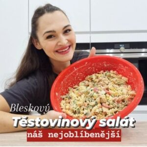 Viktorie Hrazdílková Instagram - Jaké jídlo vede v tvojí rodině? U nás se vždy zavděčím s těstovinama 😋😅

RODINNÝ TĚSTOVINOVÝ SALÁT 😋👌
- náš nejoblíbenější

🥗 400g těstovin (suchý stav)
🥗 1 okurka
🥗 1 červená paprika
🥗 100g kukuřice 
🥗 2 kuřecí prsa (Bujónka, gyros)
🥗 olej ve spreji
🥗 zálivka: 200g bílého jogurtu, 50g light majonézy, 1PL tatarky, 1 PL hořčice, pepř a sůl

Postup: Nejprve uvař těstoviny ve slané vodě. Do velké misky dej nakrájenou okurku, papriku, přidej kukuřici a následně uvařené těstoviny. Kuřecí maso dochuť dle chuti 👉 já použila paprikovou Bujónku a gyros koření, orestuj na troše oleje a přidej do salátu. Nakonec přidej zálivku připravenou smícháním surovin na zálivku a dobře vše promíchej 🤤👌.

Baví tě mé RYCHLORECEPTY?👩‍🍳 Podpoř mou tvorbu ❤, sdílením a milým komentem 🥰.

Chceš mít mé rychlé recepty přehledně a pohromadě 👉 objednej si mou NOVOU kuchařku jen za 169 Kč na webu 𝗳𝗶𝘁𝘃𝗶𝗸𝗶.𝗰𝘇 👩‍🍳📖😋.

Nutriční hodnoty 1 porce (1/6): 
B: 23,2g
S: 52,8g
T: 5,7g
355 kcal

#salat #testoviny #testovinovysalat #kurecimaso #dnesvarim #bilkoviny #foodhack #foodporn #jidlo #vecere #dnesvecerim #rychlavecere #dnesvecerim #dinner #zdravevareni #dnesjim #dnesjem #zdravejidlo #zdravyrecept #rychlyrecept #rychlejidlo #vareni #jedlo #recept #foodlover #foodblogger #inspirace #motivace #czechfitnessgirl #fitnesscz