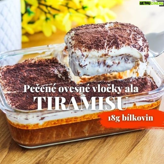 Viktorie Hrazdílková Instagram - Kdo taky vyzkouší? ☕️😋👌 PEČENÉ OVESNÉ VLOČKY ala Tiramisu ☕️ 2 banány ☕️ 1 PL arašídového másla ☕️ 2 odměrky ovesné mouky ☕️ 1 odměrka proteinu ☕️ pár kapiček Flavdrops ☕️ 1 ČL kypřícího prášku ☕️ hrnek mléka ☕️ 1 malé silné Ristretto ☕️ 150g tvarohu ☕️ 100g vanilkového protein. pudinku ☕️ 1 PL kakaka Postup: Do misky dej 2 banány a rozmačkej. Přidej arašídové máslo, Flavdrops kapičky, ovesnou mouku, vanilkový protein (vše seženeš na eshopu @myproteincz) a dále kypřící prášek, mléko a Ristretto. Vše dobře zamícháš a směs dáš péct na 180°C / 20 až 25 min. Po upečení a vychladnutí můžeš přidat vrstvu tvarohu smíchanou s vanilkovým proteinovým pudinkem a posypat kakaem 😋👌👩🍳🧑🍳❤️☕️. Recept vznikl ve spolupráci se značkou @myproteincz kde s mým kódem: VIKI objednáš NEJEN nejlepší ovesnou mouku pod názvem INSTANT OATS s -45% slevou (sleva platí i na celou sekci s oblečením a slevový kód je platný do 11.4.) Baví tě mé recepty?👩🍳 Podpoř mou tvorbu ❤, sdílením a milým komentem 🥰. Chceš mít mé rychlé recepty přehledně a pohromadě 👉 podpoř mou tvorbu a objednej si mou NOVOU kuchařku jen za 169 Kč na webu 𝗳𝗶𝘁𝘃𝗶𝗸𝗶.𝗰𝘇 👩🍳📖😋 Chceš začít cvičit doma a efektivně? Mrkni na web 𝗳𝗶𝘁𝘃𝗶𝗸𝗶.𝗰𝘇 a začni se mnou cvičit podle VIP členství 💪❤️. Nutriční hodnoty 1 porce (1/4): B: 18,65g S: 26g T: 6,3g 235 kcal #bakedoats #tiramisu #tiramisubakedoats #bezlepku #zdravasnidane #ovesnevlocky #snidane #svacina #kava #weightlossfood #dnesjim #dnesjem #foodporn #bilkoviny #zdravevareni #zdravejidlo #zdravyrecept #rychlyrecept #rychlejidlo #dnesjimfit #recept #foodlover #glutenfree #inspirace #motivace #czechfitnessgirl #hubnuti #fitnesscz #weightlossrecipes #myprotein