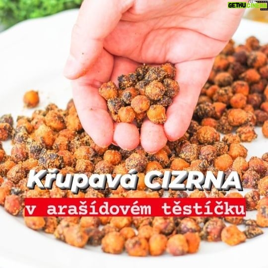 Viktorie Hrazdílková Instagram - Jaký snack mám zkusit připravit odlehčenější verzi příště? 😋 KŘUPAVÁ CIZRNA 😋👨🍳👩🍳 🥜 1 konzerva cizrny 🥜 1 ČL sušeného česneku 🥜 1 ČL mleté papriky 🥜 1 PL BBQ omáčky 🥜 1 PL sójové omáčky 🥜 1 PL arašídového másla 🥜 sůl Postup: Sterilovanou cizrnu propláchni a dej do misky. Přidej sušený česnek, mletou papriku, BBQ omáčku, sójovku a arašídové máslo. Zamíchej a ochucenou cizrnu dej na plech s pečícím papírem. Dej péct na 200°C/25 až 30 min. Po upečení nechej vychladnout a nakonec případně dosol 😋👨🍳👩🍳. Recept vznikl ve spolupráci se značkou @myproteincz kde najdeš obří výběr fitness produktů a s mým kódem: VIKI máš navíc do zítřejší půlnoci slevu -40% na celý nákup 🛒❤️. Baví tě mé recepty?👩🍳 Podpoř mou tvorbu ❤, sdílením a milým komentem 🥰. Chceš mít mé rychlé recepty přehledně a pohromadě 👉 objednej si mou kuchařku jen za 159 Kč na webu 𝗳𝗶𝘁𝘃𝗶𝗸𝗶.𝗰𝘇 👩🍳📖😋 Nutriční hodnoty celé porce: B: 22,1g S: 45,6g T: 9,7g 358 kcal #cizrna #snack #zdravysnack #krupavacizrna #arasidovemaslo #bilkoviny #vecere #zdravechipsy #svacina #dobrota #zdravasvacina #vegan #crunchy #viralfood #foodhack #fitnessrecept #zdravejidlo #rychlyrecept #dnesjim #dnesjem #zdravyzivotnistyl #healthyfood #jidlo #recept #rychlerecepty #zdraverecepty #inspirace #motivace #czechfitnessgirl #fitnesscz
