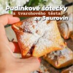 Viktorie Hrazdílková Instagram - TIP na víkendové pečení ❤️ 😋👌 PUDINKOVÉ ŠÁTEČKY - z tvarohového těsta 🥚 1 tvaroh 🥚 1 kostka tuku 🥚 250g mouky 🥚 vejce na potření 🥚 náplň: pudink, džem Postup: Smíchej mouku, tuk a tvaroh (1:1:1) a vypracuj těsto, které dej na chvíli do lednice (stačí 10 min) a mezitím si uvař vanilkový pudink. Těsto rozválej do tvaru obdélníku a nakrájej na 16 menších čtverečků. Jednotlivé čtverečky potři vejcem, přidej pudink a džem a zabl dle video postupu do šátečku. Dej péct na 180°C / 20 min 🤤👌❤️. A pokud si chceš pořídit taky krásné nové zástěrky, díky spolupráci s @vondrakdesign můžeš do 8. 11. využít kód: VIKI20 na nákup z jejich eshopu s -20% slevou 👩‍🍳👨‍🍳❤️ Baví tě mé recepty?👩‍🍳 Podpoř mou tvorbu ❤, sdílením a milým komentem 🥰. Chceš mít mé rychlé recepty přehledně a pohromadě 👉 podpoř mou tvorbu a objednej si mou NOVOU kuchařku nyní jen za 169 Kč na webu 𝗳𝗶𝘁𝘃𝗶𝗸𝗶.𝗰𝘇 👩‍🍳📖😋 Nutriční hodnoty 1 ks (1/16) : B: 5,6g S: 18,1g T: 12,6g 208 kcal #pudink #tvaroh #tvarohovesatecky #pudinkovesatecky #dnespecu #bilkoviny #foodhack #dnesjim #dnesjem #foodporn #jidlo #dezert #bezcukru #zdravevareni #dnesjim #dnesjem #zdravejidlo #zdravyrecept #rychlyrecept #rychlejidlo #dnesjimfit #vareni #jedlo #recept #foodlover #foodblogger #inspirace #motivace #czechfitnessgirl #fitnesscz