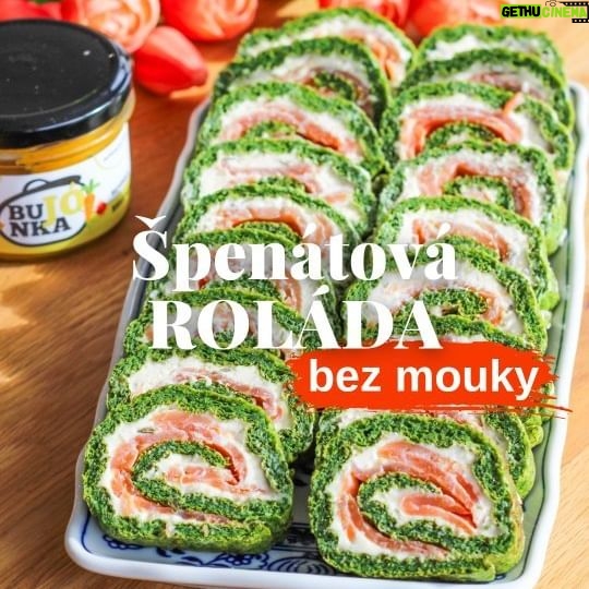 Viktorie Hrazdílková Instagram - Jaké jídlo máš spojené s jarem ty? 🌷👨🍳👩🍳 ŠPENÁTOVÁ ROLÁDA 🌱👨🍳👩🍳 🌱 3 vejce 🌱 100g špenátu 🌱 1 PL zeleninové Bujónky 🌱 1 ČL kypřícího prášku Náplň: 🌱 100g pomazánkového másla 🌱 150g bílého hutného jogurtu 🌱 1 PL zeleninové Bujónky 🌱 1 stroužek česneku 🌱 200g uzeného lososa Postup: Odděl žloutky a bílky. Špenát rozmixuj společně s Bujónkou a žloutky do hladké konzistence a můžeš do směsi přidat i trochu kypřícího prášku. Bílky vyšlehej a opatrně zamíchej do špenátové směsi. Plech s pečícím papírem lehce potři olejem, přidej a rozetři špenátovou směs a dej péct na 170°C / 15 min. Mezitím si připrav náplň - smíchej pomazánkové máslo, hutný jogurt, zeleninovou Bujónku a utřený stroužek česneku. Vychladlou špenátovou roládu potři náplní, přidej uzeného lososa a zabal. Dej přes noc do lednice, nakrájej a vychutnávej 😋👌👨🍳👩🍳. Recept vznikl ve spolupráci s @balicekzdravi.cz kde s kódem: bujonka20 objednáš všechny Bujónky se slevou -20% 🛒🥰 (sleva platí do 18. 3.). Baví tě mé recepty?👩🍳 Podpoř mou tvorbu ❤, sdílením a milým komentem 🥰. Chceš mít mé rychlé recepty přehledně a pohromadě 👉 podpoř mou tvorbu a objednej si mou NOVOU kuchařku jen za 169 Kč na webu 𝗳𝗶𝘁𝘃𝗶𝗸𝗶.𝗰𝘇 👩🍳📖😋 Chceš cvičit jako já? Přidej se do VIP členství, kde na tebe čeká 300 celých cvičebních lekcí na doma 💪❤️. Nutriční hodnoty 1ks (1/18): B: 5g S: 0,9g T: 2,9g 50 kcal #rolada #spenatovarolada #spenat #lowcarb #spinachroll #svacina #snack #vecere #snidane #hubnuti #weightlossrecipes #weightlossfood #foodhack #dnesjim #dnesjem #foodporn #bezlepku #zdravevareni #zdravejidlo #zdravyrecept #rychlyrecept #vareni #jedlo #recept #foodlover #foodblogger #inspirace #motivace #czechfitnessgirl #fitnesscz