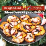 Viktorie Hrazdílková Instagram - Nějaký další TIP na originální pohoštění? 😋❤️👌 🥔 500g menších brambor 🥔 sůl, pepř, sušený česnek 🥔 olej ve spreji 🥔 camembert 🥔 brusinky 🥔 slanina Postup: Menší brambory dej do osolené vody (i se slupkou) a vař cca 30 min ⏰️ (brambory můžeš propíchat vidličkou, rychleji se uvaří). Uvařené brambory dochuť pepřem, sušeným česnekem a přidej trochu oleje. Následně dej brambory na plech s pečícím papírem a zmáčkni pomocí mističky. Brambory dej péct do předem vyhřáté trouby na 200°C / 15 až 20 min. Pak přidej plátek camembertu, brusinky, slaninu a dej znovu zapéct na 200°C / 5 až 10 min 🤤❤️👩‍🍳👨‍🍳. Baví tě mé recepty? Podpoř mou tvorbu ❤, sdílením a milým komentem 🥰. Chceš mít mé rychlé recepty přehledně a pohromadě 👉 objednej si mou novou VÁNOČNĚ - SILVESTROVSKOU kuchařku jen za 99 Kč na webu fitviki.cz 👩‍🍳📖😋 Nutriční hodnoty 1 pečené brambory: B: 4,4g S: 14,6g T: 4,6g 117 kcal #smashpotatoe #potatoe #silvestr #vecere #pecenebrambory #brambory #zdravejidlo #silvestrovskepohosteni #hubnuti #dnespecu #zdravejidlo #zdraverecepty #jedlo #jidlo #dnesjimfit #zdravejedlo #healthyfood #dnesjim #dnesjem #vareni #dnesjimfit #fitnessjidlo #foodporn #toprecepty #foodblogger #foodlover #inspirace #motivace #czechfitnessgirl #fitnesscz