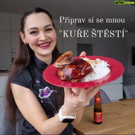 Viktorie Hrazdílková Instagram - #ad Jaký recept s kuřetem máš nejraději? 😋🍗 U nás doma se peklo každou druhou neděli kuře a mamka dělala výborné kuře na paprice, kuře na medu nebo třeba kuře ala kachna no a když mě oslovila značka Lee Kum Kee, abych s nimi oslavila Čínský nový rok, hned jsem věděla, že musím vyzkoušet tradiční Kuře štěstí s jejich skvělou ústřicovou omáčkou, které chutná dokonale a možná ještě přinese ŠTĚSTÍ, které se vždy hodí 😊 KUŘE ŠTĚSTÍ 🍀🍗 🍗 1 celé kuře (cca 1,5kg) 🍗 6 PL @LKKcesko Panda Brand Oyster Sauce Postup: Na kuře nalij 4 lžíce ústřicové omáčky, pořádně do kuřete omáčku zapracuj a nechej alespoň 3 hodiny marinovat (nejlépe přes noc v lednici). Kuře dej do pekáče, přiklop poklicí a dej péct na 180°C/ hodinu. Následně odklop přidej na kuře ještě 2 PL ústřicové omáčky, rovnoměrně rozetři a dej ještě péct na 200°C /15 minut do zlatova a křupava. Kuře štěstí podávej nejlépe s rýží a arašídy. Babí tě mé recepty? Podpoř mou tvorbu ❤️, sdílením a milým komentem 🥰. Nutriční hodnoty celé 1 porce (1/4): (vč. rýže a arašídů) B:43,1g S:48,3g T:10,5g 460kcal @LKKcesko #LegendyOžívají #čínskýNovýRok #kure #pecenekure #kurestesti #obed #bilkoviny #foodhack #dnesjim #dnesjem #foodporn #jidlo #zdravevareni #zdravejidlo #zdravyrecept #rychlyrecept #rychlejidlo #dnesjimfit #vareni #jedlo #recept #foodlover #foodblogger #inspirace #motivace #czechfitnessgirl #hubnuti #fitnesscz #LeeKumKee