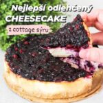 Viktorie Hrazdílková Instagram - Tak tento recept na dokonale krémový a přesto odlehčený CHEESECAKE musíš taky vyzkoušet 🤤👌😋❤️ COTTAGE CHEESECAKE 😋🫐👩‍🍳👨‍🍳 Korpus: 🍪 60g Bebe sušenek 🍪 40g ovesných vloček 🍪 30g másla Krém: 🥚 400g cottage sýru 🥚 2 vejce 🥚 50g cukru (erythritolu) 🥚 citronová kůra 🥚 1PL škrobu Ovocná vrstva: 🫐 150g ovocné mražené směsi 🫐 1PL džemu 🫐 šťava z citronu 🫐 1 ČL škrobu s 2 PL vody Postup: Sušenky a vločky rozmixuj. Rozmixovanou směs smíchej s rozpuštěným máslem. Směs upěchuj do dortové formy (průměr 18 cm) – formu vylož pečícím papírem ☝️. Suroviny na krém smíchej dohromady a rozmixuj do hladkého krému. Krém opatrně vlij na sušenkovo-ovesný základ a dej péct do předem vyhřáté trouby na 170°C (bez horkovzduchu a bez vodní lázně) na cca 35 až 40 min. Po upečení nechej cheesecake vychladnout při pokojové teplotě. Mezitím si připrav ovocnou vrstvičku. Do rendlíčku dej mraženou ovocnou směs, ovocný džem a trochu šťávy z citronu. Nechej přijít k varu a poté přidej ještě škrob smíchaný s vodou, který směs zahustí. Ovocnou směs rozetři na vychladlý cheesecake, nechej vychladnout & vychutnávej 😋👨‍🍳👩‍🍳. Recept vznikl ve spolupráci se značkou @pennymarketcz kde levně nakoupíš veškeré suroviny potřebné na přípravu cheesecaku 🛒💰👍❤️. Baví tě mé recepty?👩‍🍳 Podpoř mou tvorbu ❤, sdílením a milým komentem 🥰. Chceš mít mé rychlé recepty přehledně a pohromadě 👉 objednej si mou kuchařku jen za 149 Kč (už jen do konce týdne) na webu 𝗳𝗶𝘁𝘃𝗶𝗸𝗶.𝗰𝘇 👩‍🍳📖😋 Nutriční hodnoty velkého ks (1/6): B: 11,6g S: 19,2g T: 11,9g 230 kcal #cheesecake #zdravejidlo #snidane #dnessnidam #snidane #cottage #boruvkovycheesecake #dnesjim #dnesjem #dezert #zdravejidlo #sladke #zdravyzivotnistyl #healthyfood #jidlo #dessert #sladkasnidane #recept #boruvky #bilkoviny #foodlover #foodie #rychlerecepty #zdraverecepty #foodblogger #inspirace #motivace #czechfitnessgirl #fitnesscz #zdravydezert