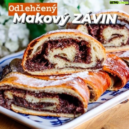 Viktorie Hrazdílková Instagram - Jaká náplň závinu vede u tebe? 😋👩🍳👨🍳 ODLEHČENÝ MAKOVÝ ZÁVIN 🥰👩🍳👨🍳 🥄 160g hladké mouky 🥄 1 ČL soli 🥄 120ml vlažného mléka 🥄 1 ČL sušeného droždí 🥄 1 PL cukru 🥄 1 PL oleje 🥄 150g jablečného pyré 🥄 50g mletého máku 🥄 vejce na potření Postup: Do teplého mléka (musíš být schopen v mléku udržet prst, tedy nesmí být moc horké ☝️) přidej cukr, sušené droždí a olej a nechej 5 min odstát. Mouku smíchej se solí a potom přidej tekutou směs. Zpracuj v těsto (nejlépe v robotu cca 10 min). Těsto rozválej a potři náplní z máku a jablečného pyré. Potři vajíčkem a zabal. Poté znovu potři vajíčkem, propíchej špejlí a dej péct na 170°C/ 20 až 30 min 😋👍👩🍳👨🍳. Baví tě mé recepty?👩🍳 Podpoř mou tvorbu ❤, sdílením a milým komentem 🥰. Chceš mít mé recepty přehledně a pohromadě 👉 objednej si mou NOVOU kuchařku jen za 169 Kč na webu 𝗳𝗶𝘁𝘃𝗶𝗸𝗶.𝗰𝘇 👩🍳📖😋 Nutriční hodnoty 1ks (1/10): B: 3,85g S: 17,3g T: 4g 121 kcal #zavin #makovyzavin #jablecnyzavin #strudl #dnespecu #moucnik #dnessnidam #recept #fitnesscz #zdravejidlo #zdravevareni #healthyfood #jidlo #rychlerecepty #dnesjim #dnesjem #vareni #food #dnesjimfit #foodie #foodblogger #foodlover #hubnuti #inspirace #bezkynuti #motivace #zdraverecepty #foodporn #czechfitnessgirl #fitnessrecepty