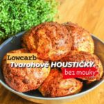 Viktorie Hrazdílková Instagram - Vyzkoušíš? 🙋‍♀️🙋‍♂️❤️ TVAROHOVÉ BULKY 👩‍🍳👨‍🍳🍔 🍔 500g nízkotučného tvarohu 🍔 4 menší vejce 🍔 1 plochá ČL soli soli 🍔 4 PL chia semínek 🍔 1 PL dýňových semínek 🍔 1 PL slunečnicových semínek 🍔 4 PL psyllia Postup: Smíchej tvaroh, vejce, sůl, semínka a psyllium. Zamíchej a nechej odležet cca 10 až 15 min (těsto krásně zhoustne). Z těsta vytvoř 8 houstiček a dej na pečící papír (můžeš posypat i sezamem). Bulky pečeš v předem vyhřáté troubě na 180°C cca 40 min 👨‍🍳👩‍🍳😋. Baví tě mé recepty?👩‍🍳 Podpoř mou tvorbu ❤, sdílením a milým komentem 🥰. Chceš cvičit jako já? Přidej se do VIP členství, kde na tebe čeká 400 celých cvičebních lekcí na doma 💪❤️. Chceš mít mé rychlé recepty přehledně a pohromadě 👉 podpoř mou tvorbu a objednej si mou NOVOU kuchařku jen za 169 Kč na webu 𝗳𝗶𝘁𝘃𝗶𝗸𝗶.𝗰𝘇 👩‍🍳📖😋 Nutriční hodnoty 1 bulky: B: 12,9g S: 4,5g T: 6,2g 125 kcal #housky #tvaroh #fitness #lowcarb #dnesvecerim #burger #vecere #dinner #bezmouky #dnesjim #dnesjem #dnespecu #dnesjimfit #zdravejidlo #healthyfood #zdravevareni #jidlo #food #hubnuti #domacipecivo #recept #foodlover #foodie #zdraverecepty #foodblogger #inspirace #motivace #czechfitnessgirl #zalepsija #tvarohovepecivo