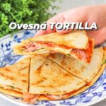 Viktorie Hrazdílková Instagram – Co dáváš do tortilly nejraději ty? 🌯😋 Nechej koment a vyzkoušej tuto ovesnou tortillu ❤️

OVESNÁ TORTILLA 😋👨‍🍳👩‍🍳

🌯 50g ovesných vloček
🌯	50g mléka
🌯 1 vejce
🌯 špetka soli
🌯 cuketa
🌯 šunka, sýr, kečup
🌯 olej ve spreji

Postup: Do mixéru dej mléko, vejce, ovesné vločky, špetku soli a rozmixuj. Pánev lehce postříkej olejem a přidej na plátky nakrájenou cuketu. Následně zalij ovesnou směsí a opékej na středním plamenu cca 5 minut, poté obrať. Placku potři kečupem, přidej šunku, sýr a přelož. Nakrájej a vychutnávej 😋.

Recept vznikl ve spolupráci se značkou @myproteincz kde do zítřejší půlnoci nakoupíš s -40% slevou s kódem: VIKI 🛒❤️.

Baví tě mé recepty?👩‍🍳 Podpoř mou tvorbu ❤, sdílením a milým komentem 🥰.

Chceš mít mé rychlé recepty přehledně a pohromadě 👉 objednej si mou kuchařku jen za 159 Kč na webu 𝗳𝗶𝘁𝘃𝗶𝗸𝗶.𝗰𝘇 👩‍🍳📖😋

Nutriční hodnoty celé porce:
B: 30,6g
S: 40,6g
T: 16,8g
436 kcal

#myprotein #tortilla #snidane #zdravasnidane #ovesnevlocky #dnessnidam #ovesnatortilla #bilkoviny #vecere #zdravavecere #tortillahack #dnesvecerim #svacina #zdravasvacina #viralfood #foodhack #fitnessrecept #zdravejidlo #rychlyrecept #dnesjim #dnesjem #healthyfood #jidlo #recept #rychlerecepty #zdraverecepty #inspirace #motivace #czechfitnessgirl #fitnesscz