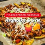 Viktorie Hrazdílková Instagram - Z této dobroty byl obzvláště nadšený můj manžel 🥰🍟🧀👌 FIT JÍDLO pro celou rodinu 😋👩‍🍳👨‍🍳 🍟 400g libového masa 🧀 500g brambor 🍟 1 paprika 🧀 1 cibule 🍟 2 rajčata 🧀 konzerva fazolí 🍟 kečup bez cukru 🧀 sušený česnek 🍟 mletá sladká paprika 🧀sůl 🍟 olej ve spreji 🧀 40g eidamu 🍟jarní cibulka Postup: Brambory nakrájej na hranolky, postříkej olejem a přidej sušený česnek a mletou sladkou papriku. Dej péct na 200°C do křupava. Maso osol & okořeň, zprudka orestuj a poté přidej k masu i nakrájenou zeleninu (paprika, cibule, rajče), můžeš přidat i konzervu fazolí. Dochuť kečupem bez cukru. Na upečené hranolky, přidej masovou směs, zasypej strouhaným sýrem a dej krátce zapéct. Před podáváním můžeš posypat jarní cibulkou 👌😋👩‍🍳👨‍🍳. Baví tě mé recepty? Podpoř mou tvorbu ❤, sdílením a milým komentem 🥰. Chceš mít mé rychlé FIT recepty přehledně a pohromadě 👉 objednej si mou kuchařku za 149 Kč na webu 𝗳𝗶𝘁𝘃𝗶𝗸𝗶.𝗰𝘇 👩‍🍳📖😋 Chceš cvičit z domova jako já 🙋‍♀️, s vlastní tělesnou vahou bez cvičebních pomůcek, účinně a efektivně? Přidej se do 🆅🅸🅿 členství na webu 𝗳𝗶𝘁𝘃𝗶𝗸𝗶.𝗰𝘇 a začni s námi makat ještě dnes 💪❤️ Nutriční hodnoty 1 porce (1/3): B: 29g S: 52g T: 25g 549 kcal #jidlo #bilkoviny #hubnuti #hranolky #syr #vecere #rychlavecere #rychlejidlo #protein #jidlo #jedlo #recepty #frenchfries #inspirace #dinner #motivace #fitnessrecepty #zdraverecepty #rychlerecepty #foodlover #vecere #dnesjim #dnesjem #loseweightfood #czechgirl #dnespecu #czechfitnessgirl #protebe #zdravejedlo #zdravejidlo