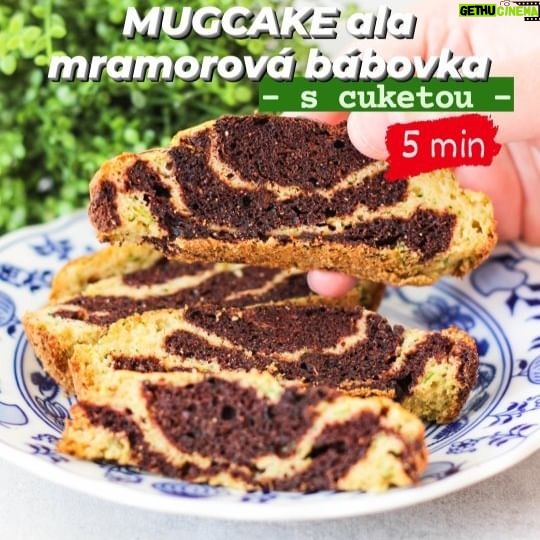 Viktorie Hrazdílková Instagram - Jaký je tvůj nejoblíbenější recept s cuketou? 🥒 Nechej koment a vyzkoušej tuto rychlovku 😋 MRAMOROVÝ MUGCAKE ❤️👩🍳👨🍳 🥒 30g špaldové mouky 🥒 10g kokosové mouky 🥒 1/2 ČL kypřícího prášku 🥒 špetka soli 🥒 1 PL erythritolu 🥒 1 vejce 🥒 hrst nastrouhané cukety 🥒 1 PL oleje 🥒 1 ČL kakaa Postup: Nejdříve smíchej sypké suroviny (špaldovou a kokosovou mouku, kypřící prášek, špetku soli a erythritol) a poté přidej nastrouhanou cuketu, vejce a olej. 1/2 těsta dej stranou a přidej do ní kakao. Nyní vezmi hrnek nebo formu a začni postupně vrstvit po lžících světlé a tmavé těsto (viz reel). Těsto dej na plný výkon na 3 minuty do mikrovlnky nebo můžeš dát i do rozehřáté trouby na 200°C na cca 10 minut jako já tentokrát 😋👨🍳👩🍳. Baví tě mé recepty?👩🍳 Podpoř mou tvorbu ❤️, sdílením a milým komentem 🥰. Chceš mít mé rychlé recepty přehledně a pohromadě 👉 objednej si mou kuchařku jen za 159 Kč na webu 𝗳𝗶𝘁𝘃𝗶𝗸𝗶.𝗰𝘇 👩🍳📖😋 Nutriční hodnoty celého mugcaku: B: 13,9g S: 26,5g T: 17,9g 323 kcal #mugcake #cuketa #zucchini #snidane #dnessnidam #bezlaktozy #svacina #snack #buchta #dezert #zdravasnidane #dnesjim #zdravejedlo #dnesjem #mramorovababovka #zdravejidlo #zdravyrecept #rychlyrecept #rychlejidlo #dnesjimfit #vareni #jedlo #recept #foodlover #inspirace #motivace #czechfitnessgirl #zalepsija #hubnuti #fitnesscz