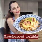 Viktorie Hrazdílková Instagram - Znáš bramborovou roládu? 😋🥔👩‍🍳👨‍🍳 BRAMBOROVÁ ROLÁDA 👨‍🍳👩‍🍳 🥔 400g uvařených brambor 🥔 200g hrubé mouky 🥔 1 velké vejce L 🥔 špetka soli 🥔 300g uzeného masa 🥔 1 menší cibule 🥔 jarní cibulka nebo petrželka Postup: Uzené maso a cibuli rozmixuj. Na pánvi orestuj nejprve maso a jakmile pustí tuk, přidej i cibuli a zarestuj. Nakonec můžeš do směsi přidat jarní cibulku nebo petrželku pro barvu. Uvařené brambory oloupej a natrouhej na jemném struhadle, lehce osol, přidej vejce, mouku a zpracuj těsto. Těsto rozválej na mikrotenové fólii, přidej masovou směs a zabal. Roládu dej vařit do vroucí vody na 30 min. Podávej nejlépe se zelím 🤤👌❤️. Pokud si chceš pořídit krásnou zástěrku, jako mám já, díky spolupráci s @vondrakdesign můžeš nyní využít kód: VIKI40 na nákup z jejich eshopu s -40% slevou do 26. 11. 👩‍🍳👨‍🍳❤️. Baví tě mé recepty?👩‍🍳 Podpoř mou tvorbu ❤, sdílením a milým komentem 🥰. Chceš mít mé rychlé recepty přehledně a pohromadě 👉 objednej si mou NOVOU kuchařku jen za 169 Kč na webu 𝗳𝗶𝘁𝘃𝗶𝗸𝗶.𝗰𝘇 👩‍🍳📖😋. Nutriční hodnoty 1 velké porce (1/4): B: 23,4g S: 59,25g T: 17,35g 487 kcal *nutriční údaje jsou bez zelí #rolada #brambory #bramborovarolada #maso #dnesvarim #bilkoviny #foodhack #foodporn #jidlo #knedlik #domaciknedlik #veproknedlozelo #dnesobedvam #obed #zdravevareni #dnesjim #dnesjem #zdravejidlo #zdravyrecept #rychlyrecept #rychlejidlo #vareni #jedlo #recept #foodlover #foodblogger #inspirace #motivace #czechfitnessgirl #fitnesscz