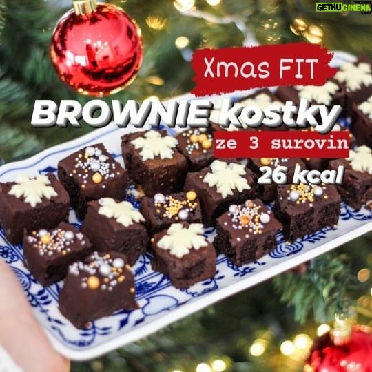 Viktorie Hrazdílková Instagram - Označ největšího milovníka BROWNIE 🍫🤤 a vyzkoušej tyto FIT BROWNIE vánoční kostky 👌😋 XMAS FIT BROWNIES 😋🎄👨🍳👩🍳 🍫 1 banán 🍫 2 PL kakaa 🍫 1 odměrka vanilkového proteinu 🍫 čokoláda na obalení Postup: K rozmačkanému banánu přidej kakao a vanilkový protein (případně ještě 1/2 ČL sody pro extra flufy efekt). Těsto nalij do menší formy a dej péct na 200°C/ 15 min. Vychladnuté upečené těsto rozkrájej na menší kostičky, ty obal v rozpuštěné čokošce, vánočně dozdob & vychutnávej 🥰🎄😋👌. Můj nejoblíbenější vanilkový protein seženeš na eshopu @myproteincz a díky spolupráci máš navíc nyní platný slevový kód: VIKI na -40% na celý nákup na eshopu myprotein.cz do zítřejší půlnoci ❤️🎁🛒🎄👌. Baví tě mé recepty?👩🍳 Podpoř mou tvorbu ❤, sdílením a milým komentem 🥰. Chceš mít mé rychlé vánoční recepty přehledně a pohromadě 👉 objednej si mou VÁNOČNÍ kuchařku jen za 99 Kč na webu 𝗳𝗶𝘁𝘃𝗶𝗸𝗶.𝗰𝘇 👩🍳📖😋 Nutriční hodnoty 1 kostičky: B: 1,49g S: 2,1g T: 1,3g 26 kcal * nutriční údaje bez vánočního zdobení #cukrovi #brownie #bezmouky #bezcukru #bezlepku #lowcarb #zdravecukrovi #vanoce #zdravejidlo #brownies #protebe #hubnuti #xmastreat #zdraverecepty #jedlo #jidlo #rychlerecepty #healthyfood #dnesjim #dnesjem #snack #dnesjimfit #fitnessjidlo #tiktokhack #foodblogger #foodlover #inspirace #motivace #czechfitnessgirl #fitnesscz