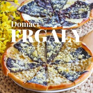 Viktorie Hrazdílková Instagram - A jak děláš frgály ty? 😋👩‍🍳🧑‍🍳 

DOMÁCÍ FRGÁLY podle nás s mamčou ❤️😋 

🥚 300g hl. mouky
🥚 30g cukru krupice
🥚 150ml vlažného mléka
🥚 1 vejce
🥚 1/3 ČL soli
🥚 sáček sušeného droždí
🥚 kůra z 1/2 citronu
🥚 30g oleje 

Náplň: dle chuti   drobenka 

Dále: 
🧈 20g másla   rum nebo rumové aroma 

Postup: Krátce (30 sekund) zamíchej (nejlépe v robotu) mouku, cukr, mléko (30°C), sušené droždí, vejce, sůl a citronovou kůru (jen žlutou část), poté přidej olej a nechej zpracovávat (hníst) 10 minut. Těsto zakryj potravinovou fólií a dej kynout na teplé místo (ideálně kolem 33°C) hodinu. Vykynuté těsto rozděl na 2 části (2 koláče) a každou část rozválej do velkého koláče - frgálu a vytvoř okraj zahnutím. Koláče naplň dle chuti a nezapomeň na drobenku (20g másla, 40g hrubé mouky, 20g cukru krupice). Koláče dej péct do předem vyhřáté trouby na 180°C/12 min. Po upečení nechej vychladnout a kraje koláčů pak potři rozpuštěným máslem s rumem nebo jako my s rumovým aroma. Pocukruj, nakrájej a vychutnávej 🤗❤️😋👩‍🍳🧑‍🍳. 

Baví tě mé recepty?👩‍🍳 Podpoř mou tvorbu ❤, sdílením a milým komentem 🥰. 

Chceš mít mé rychlé recepty přehledně a pohromadě 👉 podpoř mou tvorbu a objednej si mou NOVOU kuchařku jen za 169 Kč na webu 𝗳𝗶𝘁𝘃𝗶𝗸𝗶.𝗰𝘇 👩‍🍳📖😋 

Nutriční hodnoty 1ks (1/12 koláče):
(orientačně, náplně si nutričně liší)
B: 5,2g
S: 17,6g
T: 3,9g
126 kcal 

#frgaly #frgal #kolac #domacikolac #kynute #kynutetesto #dezert #snack #dnespecu #dnesjim #dnesjem #foodporn #jidlo #snidane #zdravevareni #zdravejidlo #zdravyrecept #dnessnidam #rychlejidlo #dessert #vareni #jedlo #recept #foodlover #foodblogger #inspirace #motivace #czechfitnessgirl #hubnuti #fitnesscz