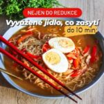 Viktorie Hrazdílková Instagram - Moje oblíbená "desetiminutovka" když mám hlad a nestíhám - říkám jí "rychloramen" 😅🤭😋 "RYCHLO-RAMEN" 😋👩‍🍳👨‍🍳 🍲 1 instantní polévka 🍲 1/2 cibule 🍲 1/2 papriky 🍲 100g masa 🍲 1 ČL Bujónky 🍲 500ml vody 🍲 soska: 2 PL vody, 1 ČL sójovky, 1 ČL rybí omáčky, 1 ČL arašídového másla, 1/2 ČL škrobu Postup: Na sucho orestuj nesolené maso, nakrájenou cibuli a papriku, následně můžeš přidat trochu Bujónky s minimem soli, zalij vodou, přidej instantní polévku a 5 min provař. Mezitím si nachystej sosku smícháním všech surovin a tu pak přidej do polévky, minutu provař a servíruj 👌😋👩‍🍳👨‍🍳. Baví tě mé recepty? Podpoř mou tvorbu ❤, sdílením a milým komentem 🥰. Chceš mít mé rychlé FIT recepty přehledně a pohromadě 👉 objednej si mou kuchařku za 149 Kč na webu 𝗳𝗶𝘁𝘃𝗶𝗸𝗶.𝗰𝘇 👩‍🍳📖😋 Chceš cvičit z domova, s vlastní tělesnou vahou bez cvičebních pomůcek, účinně a efektivně? Přidej se do 🆅🅸🅿 členství na webu 𝗳𝗶𝘁𝘃𝗶𝗸𝗶.𝗰𝘇 a začni s námi makat ještě dnes 💪❤️ Nutriční hodnoty 1 celé obří porce: B: 32g S: 49,9g T: 19g 499 kcal #jidlo #bilkoviny #hubnuti #ramen #polevka #soup #instantsoup #instantsouphack #dinner #rychlavecere #rychlejidlo #jidlo #jedlo #recepty #inspirace #motivace #fitnessrecepty #zdraverecepty #rychlerecepty #foodlover #vecere #dnesjim #dnesjem #loseweightfood #czechgirl #protein #czechfitnessgirl #protebe #zdravejedlo #zdravejidlo