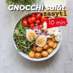 Viktorie Hrazdílková Instagram – Jaký je tvůj aktuálně TOP letní salát? Budu ráda za další TIP v komentářích a určitě vyzkoušej i tento můj TIP na vyvážený gnocchi salát plný chuti & vitamínů, co zasytí 😋

GNOCCHI SALÁT 🌱🤩👩‍🍳👨‍🍳

🥔 120g gnocchi
🍅 120g cherry rajčátek
🌱 hrst rukoly
🥚 1 uvařené vejce
🧀 120g mozzarellových třešniček
🧅 1/2 červené cibule

Zálivka:
🥄 1PL bílého jogurtu / skyru
🥄 1PL mléka
🥄 1ČL fr. hořčice
🥄 sůl, pepř

Postup: Připrav si zálivku z velké lžíce bílého jogurtu nebo skyru, přidej na zředění mléko (konzistence by měla být tekutější), lžičku francouzské hořčice a dochuť solí a pepřem. Nyní gnocchi opeč na pánvi nebo jako já v HF (= horkovzdušná fritéza). Já gnocchi lehce postříkala olejem a pekla v HF do zlatova cca 6 min (gnocchi byly na povrchu krásně křupavé a uvnitř vláčné). No a pak si vše hezky vyskládej na talíř (viz reel video), zalij připravenou zálivkou a vychutnávej 🤤👨‍🍳👩‍🍳🤩.

Baví tě mé recepty?👩‍🍳 Podpoř mou tvorbu ❤️, sdílením a milým komentem 🥰.

Chceš mít mé rychlé recepty přehledně a pohromadě 👉 objednej si mou kuchařku jen za 159 Kč na webu 𝗳𝗶𝘁𝘃𝗶𝗸𝗶.𝗰𝘇 👩‍🍳📖😋

Nutriční hodnoty celého salátu:
B: 38,9g
S: 56,2g
T: 30,7g
657 kcal

#gnocchi #brambory #salat #vecere #dnesvecerim #zdravavecere #foodporn #dnesjim #zdravejedlo #dnesjem #zdravejidlo #zdravyrecept #rychlyrecept #rychlejidlo #healthyfood #jidlo #zalivka #syr #dnesjimfit #vareni #jedlo #recept #foodlover #foodblogger #inspirace #motivace #czechfitnessgirl #zalepsija #hubnuti #fitnesscz