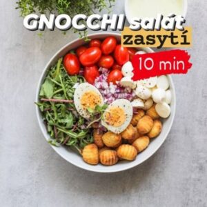 Viktorie Hrazdílková Instagram - Jaký je tvůj aktuálně TOP letní salát? Budu ráda za další TIP v komentářích a určitě vyzkoušej i tento můj TIP na vyvážený gnocchi salát plný chuti & vitamínů, co zasytí 😋

GNOCCHI SALÁT 🌱🤩👩‍🍳👨‍🍳

🥔 120g gnocchi
🍅 120g cherry rajčátek
🌱 hrst rukoly
🥚 1 uvařené vejce
🧀 120g mozzarellových třešniček
🧅 1/2 červené cibule

Zálivka:
🥄 1PL bílého jogurtu / skyru
🥄 1PL mléka
🥄 1ČL fr. hořčice
🥄 sůl, pepř

Postup: Připrav si zálivku z velké lžíce bílého jogurtu nebo skyru, přidej na zředění mléko (konzistence by měla být tekutější), lžičku francouzské hořčice a dochuť solí a pepřem. Nyní gnocchi opeč na pánvi nebo jako já v HF (= horkovzdušná fritéza). Já gnocchi lehce postříkala olejem a pekla v HF do zlatova cca 6 min (gnocchi byly na povrchu krásně křupavé a uvnitř vláčné). No a pak si vše hezky vyskládej na talíř (viz reel video), zalij připravenou zálivkou a vychutnávej 🤤👨‍🍳👩‍🍳🤩.

Baví tě mé recepty?👩‍🍳 Podpoř mou tvorbu ❤️, sdílením a milým komentem 🥰.

Chceš mít mé rychlé recepty přehledně a pohromadě 👉 objednej si mou kuchařku jen za 159 Kč na webu 𝗳𝗶𝘁𝘃𝗶𝗸𝗶.𝗰𝘇 👩‍🍳📖😋

Nutriční hodnoty celého salátu:
B: 38,9g
S: 56,2g
T: 30,7g
657 kcal

#gnocchi #brambory #salat #vecere #dnesvecerim #zdravavecere #foodporn #dnesjim #zdravejedlo #dnesjem #zdravejidlo #zdravyrecept #rychlyrecept #rychlejidlo #healthyfood #jidlo #zalivka #syr #dnesjimfit #vareni #jedlo #recept #foodlover #foodblogger #inspirace #motivace #czechfitnessgirl #zalepsija #hubnuti #fitnesscz