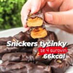 Viktorie Hrazdílková Instagram – Tak jednoduché a tak dobré 😋🫶❤️

SNICKERS ZE 4 SUROVIN 😋👩‍🍳👨‍🍳

🍫 1 karamelový proteinový pudink
🍫 50g kokosové mouky
🍫 20g arašídů
🍫 50g čokolády

Postup: V misce smíchej 150g proteinového karamelového pudinku a kokosovou mouku. Vytvoř těsto, které utlač do formy. Následně přidej zbytek karamelového pudinku a posypej arašídy. Dej na 30 min do mrazáku a poté obal v čokoládě. Nechej ztuhnout & vychutnávej 😋🍓👨‍🍳👩‍🍳.

Baví tě mé recepty?👩‍🍳 Podpoř mou tvorbu ❤, sdílením a milým komentem 🥰.

Chceš mít mé rychlé recepty přehledně a pohromadě 👉 objednej si mou kuchařku jen za 149 Kč (už jen do konce června) na webu 𝗳𝗶𝘁𝘃𝗶𝗸𝗶.𝗰𝘇 👩‍🍳📖😋

Nutriční hodnoty 1 tyčinky:
B: 3,9g
S: 4,47g
T: 3,66g
66 kcal

#snickers #domacisnickers #viralfood #zdravejidlo #rychlyrecept #snidane #svacina #snack #dessert #lowcarb #dnesjim #dnesjem #dezert #tiktofood #sladke #zdravyzivotnistyl #healthyfood #jidlo #recept #bilkoviny #bezlepku #foodlover #foodie #rychlerecepty #zdraverecepty #foodblogger #inspirace #motivace #czechfitnessgirl #fitnesscz