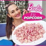 Viktorie Hrazdílková Instagram – Už jsi viděla nový Barbie film? Pokud se stejně jako já teprve chystáš, připrav si se mnou tento Barbie popcorn 😊🩷

BARBIE FIT POPCORN 💗👨‍🍳👩‍🍳

👡 60g neochuceného popcornu
👡 1 PL bílého čoko krému
👡 1 ČL řepového prachu
👡 1/2 odměrky proteinu 
👡 poleva: 1/2 odměrky proteinu   3 PL řepové šťávy
👡 růžový posyp

Postup: Neochucený popcorn udělej buď na pánvi nebo jako já v mikrovlnce (cca 4 min). Následně dej na pár sekund do mikrovlnky bílý čoko proteinový krém a poté do něh přidej řepový prach. Vzniklou růžovou směs dej na popcorn a zamíchej. Následně můžeš přidat ještě půl odměrky proteinu. Pro extra “Barbie look” přidej ještě polevu a růžový posyp 😊💞👌👨‍🍳👩‍🍳.

Recept vznikl ve spolupráci se značkou @myproteincz kde najdeš obří výběr fitness produktů a s mým kódem: VIKI máš navíc do zítřejší půlnoci slevu -40% na celý nákup 🛒💕. 

Baví tě mé recepty?👩‍🍳 Podpoř mou tvorbu 🩷, sdílením a milým komentem 🥰.

Chceš mít mé rychlé recepty přehledně a pohromadě 👉 objednej si mou kuchařku jen za 159 Kč na webu 𝗳𝗶𝘁𝘃𝗶𝗸𝗶.𝗰𝘇 👩‍🍳📖😋

Nutriční hodnoty celého popcornu:
B: 30,6g
S: 50,1g
T: 16,1g
468 kcal

#barbie #barbiegirl #snack #zdravysnack #popcorn #barbiepopcorn #barbiemovie #bilkoviny #vecere #pinkpopcorn #pink #svacina #dobrota #zdravasvacina #viralfood #foodhack #fitnessrecept #zdravejidlo #rychlyrecept #dnesjim #dnesjem #zdravyzivotnistyl #healthyfood #recept #rychlerecepty #zdraverecepty  #inspirace #motivace #czechfitnessgirl #fitnesscz