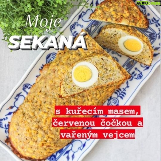 Viktorie Hrazdílková Instagram - S br. kaší 🥔 nebo s chlebem a okurkem 🥒? Jak si sekanou vychutnáš nejlíp ty? 😋👌 MOJE SEKANÁ 👨🍳👩🍳 🥚 400g mletého (já dala kuřecí) 🥚 1 cibule 🥚 sušený česnek 🥚 kmín 🥚 majoránka 🥚 sůl & pepř 🥚 1 vejce 4 vejce natvrdo 🥚 300g uvařené červené čočky 🥚olej Postup: Nakrájenou cibuli orestuj na troše oleje a poté přidej sušený česnek, kmín, pepř a majoránku rozmělněnou v prstech. Nyní ochuť mleté maso (já použila kuřecí) stejným kořením jako cibuli sůl, přidej vejce, uvařenou červenou čočku a dobře promíchej. Na plech s pečícím papírem dej 3/4 masové směsi a vytvaruj dle reel videa, poté přidej 4 vejce uvařené natvrdo a zakryj zbytkem masové směsi. Sekanou přikryj alobalem a dej péct do předem vyhřáté trouby na 180°C/40 až 50 min a poté bez alobalu ještě 10 min / 200°C 😋👌👩🍳👨🍳❤️. Baví tě mé recepty? Podpoř mou tvorbu ❤, sdílením a milým komentem 🥰. Chceš mít mé rychlé recepty přehledně a pohromadě 👉 objednej si mou kuchařku jen za 149 Kč (už jen do konce června) na webu 𝗳𝗶𝘁𝘃𝗶𝗸𝗶.𝗰𝘇 👩🍳📖😋 Nutriční hodnoty 1ks (1/12): B: 11,6g S: 6,9g T: 5,6g 124 kcal #vecere #zdravavecere #sekana #dnespecu #dnesvecerim #vejce #bilkoviny #cocka #obed #fitnesscz #dinner #jidlo #dnesjim #food #hubnuti #rychlerecepty #slane #czechfitnessgirl #cervenacocka #zdravyzivotnistyl #recepty #czechgirl #jedlo #jidlo #toprecepty #foodblogger #foodlover #inspirace #motivace #recept