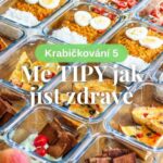 Viktorie Hrazdílková Instagram - Co pro tebe znamená jíst ZDRAVĚ❓️ ▫️ SNÍDANĚ: tortilla quiche s vejcem, cottagem a zeleninou ▫️ SVAČINA 1: jablko ▫️ OBĚD: čočkový dhál s rýží ▫️ SVAČINA 2: rajčatové krekry a avokádová pomazánka ▫️ VEČEŘE: špagety s rajčaty, mozzarellou a bazalkou Video vzniklo ve spolupráci s projektem @pultalire který vznikl z iniciativy @farmabezdinek, odkud jsou dokonale sladká cherry rajčátka, ze kterých jsem tvořila většinu receptů 😋🍅👌. Nutriční údaje jídel na 1 den: B: 102g S: 220g T: 75g 1963 kcal Baví tě mé recepty?👩‍🍳 Podpoř mou tvorbu ❤, sdílením a milým komentem 🥰. Chceš mít mé rychlé recepty přehledně a pohromadě 👉 podpoř mou tvorbu a objednej si mou NOVOU kuchařku jen za 169 Kč na webu 𝗳𝗶𝘁𝘃𝗶𝗸𝗶.𝗰𝘇 👩‍🍳📖😋 #cojsemdnesjedla #krabicky #mealprep #pripravajidla #whatieatinaday #pasta #dhal #avokado #spaghetti #tortilla #tortillahack #bilkoviny #dnesjim #dnesjem #vegetarian #jidlo #zdravevareni #zdravejidlo #rychlyrecept #rychlejidlo #dnesjimfit #vareni #jedlo #recept #foodblogger #inspirace #motivace #czechfitnessgirl #hubnuti #fitnesscz