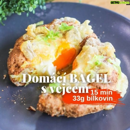 Viktorie Hrazdílková Instagram - Na jaké snídani ujíždíš v poslední době ty? ❤️ Napiš mi do komentáře a vyzkoušej tento dokonalý snídaňový 🥯🥚🧀🤗 DOMÁCÍ SNÍDAŇOVÝ BAGEL 🥯 60g tvarohu 🥯 35g ovesné mouky 🥚 1 vejce 🧀 1 tvarůžek Postup: Smíchej ovesnou mouku (doporučuji Instant Oats z eshopu @myproteincz) s tvarohem a ze vzniklého těsta vytvaruj bagel 🥯. Bagel dej do HF na 200°C / 10 min, poté do bagelu rozklepni vejce, přidej tvarůžek (nebo jiný sýr) a dej znova zapéct na 200°C / 5 min. Recept vznikl ve spolupráci se značkou @myproteincz kde s mým kódem: VIKI objednáš NEJEN nejlepší ovesnou mouku pod názvem INSTANT OATS s -45% slevou (sleva platí i na celou sekci s oblečením a slevový kód je platný do 28.3.) Baví tě mé recepty?👩🍳 Podpoř mou tvorbu ❤, sdílením a milým komentem 🥰. Chceš mít mé rychlé recepty přehledně a pohromadě 👉 podpoř mou tvorbu a objednej si mou NOVOU kuchařku jen za 169 Kč na webu 𝗳𝗶𝘁𝘃𝗶𝗸𝗶.𝗰𝘇 👩🍳📖😋 Nutriční hodnoty celé porce: B: 33g S: 22,9g T: 9,4g 308 kcal #bagel #tvaroh #zdravasnidane #ovesnevlocky #snidane #svacina #domacibagel #bezkynuti #weightlossfood #dnesjim #dnesjem #foodporn #bilkoviny #zdravevareni #zdravejidlo #zdravyrecept #rychlyrecept #rychlejidlo #dnesjimfit #velikonoce #recept #foodlover #foodblogger #inspirace #motivace #czechfitnessgirl #hubnuti #fitnesscz #weightlossrecipes #myprotein