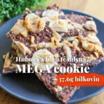 Viktorie Hrazdílková Instagram - Mám tu někoho v redukci? 🧐 MEGA COOKIE 🍪👩‍🍳🧑‍🍳 🍪 3 rýžové chlebíčky 🍪 1 odměrka proteinu 🍪 1 PL kakaa 🍪 120g bílého jogurtu 🍪 sladidlo dle chuti 🍪 kousek banánu 🍪 arašídové máslo 🍪 drcené arašídy 🍪 špetka soli Postup: Rýžové chlebíčky rozdrť, přidej odměrku proteinu (já dala vanilkový), kakao a zamíchej. Následně přidej jogurt a případně doslaď dle chuti (já použivala vanilkové bezkalorické kapičky Flavdrops). Dobře směs promíchej a vzniklou hmotu vytvaruj do tvaru 🍪 na pečící papír. Přidej kolečka banánu, arašídové máslo, rozdrcené arašídy a špetku soli pro zvýraznění chuti. Dej na hodinu na mrazák a pak mlsej 😋👌👩‍🍳🧑‍🍳🍪. Recept vznikl ve spolupráci se značkou @myproteincz kde s mým kódem: VIKI objednáš NEJEN nejlepší vanilkový protein, Flavdrops kapičky a arašídové máslo s -42% slevou (sleva platí i na celou sekci s oblečením a slevový kód je platný do 24. 4.) Baví tě mé recepty?👩‍🍳 Podpoř mou tvorbu ❤, sdílením a milým komentem 🥰. Chceš mít mé rychlé recepty přehledně a pohromadě 👉 podpoř mou tvorbu a objednej si mou NOVOU kuchařku jen za 169 Kč na webu 𝗳𝗶𝘁𝘃𝗶𝗸𝗶.𝗰𝘇 👩‍🍳📖😋 Chceš začít cvičit doma a efektivně? Mrkni na web 𝗳𝗶𝘁𝘃𝗶𝗸𝗶.𝗰𝘇 a začni se mnou cvičit podle VIP členství 💪❤️. Nutriční hodnoty celé mega 🍪: B: 37,6g S: 41,4g T: 8,4g 392 kcal #cookies #cookie #susenka #susenky #bezlepku #svacina #snidane #snack #weightlossfood #dnesjim #dnesjem #cokolada #bilkoviny #zdravevareni #zdravejidlo #zdravyrecept #rychlyrecept #rychlejidlo #dnesjimfit #recept #banan #foodlover #glutenfree #inspirace #motivace #czechfitnessgirl #hubnuti #fitnesscz #weightlossrecipes #myprotein