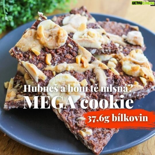 Viktorie Hrazdílková Instagram - Mám tu někoho v redukci? 🧐 MEGA COOKIE 🍪👩🍳🧑🍳 🍪 3 rýžové chlebíčky 🍪 1 odměrka proteinu 🍪 1 PL kakaa 🍪 120g bílého jogurtu 🍪 sladidlo dle chuti 🍪 kousek banánu 🍪 arašídové máslo 🍪 drcené arašídy 🍪 špetka soli Postup: Rýžové chlebíčky rozdrť, přidej odměrku proteinu (já dala vanilkový), kakao a zamíchej. Následně přidej jogurt a případně doslaď dle chuti (já použivala vanilkové bezkalorické kapičky Flavdrops). Dobře směs promíchej a vzniklou hmotu vytvaruj do tvaru 🍪 na pečící papír. Přidej kolečka banánu, arašídové máslo, rozdrcené arašídy a špetku soli pro zvýraznění chuti. Dej na hodinu na mrazák a pak mlsej 😋👌👩🍳🧑🍳🍪. Recept vznikl ve spolupráci se značkou @myproteincz kde s mým kódem: VIKI objednáš NEJEN nejlepší vanilkový protein, Flavdrops kapičky a arašídové máslo s -42% slevou (sleva platí i na celou sekci s oblečením a slevový kód je platný do 24. 4.) Baví tě mé recepty?👩🍳 Podpoř mou tvorbu ❤, sdílením a milým komentem 🥰. Chceš mít mé rychlé recepty přehledně a pohromadě 👉 podpoř mou tvorbu a objednej si mou NOVOU kuchařku jen za 169 Kč na webu 𝗳𝗶𝘁𝘃𝗶𝗸𝗶.𝗰𝘇 👩🍳📖😋 Chceš začít cvičit doma a efektivně? Mrkni na web 𝗳𝗶𝘁𝘃𝗶𝗸𝗶.𝗰𝘇 a začni se mnou cvičit podle VIP členství 💪❤️. Nutriční hodnoty celé mega 🍪: B: 37,6g S: 41,4g T: 8,4g 392 kcal #cookies #cookie #susenka #susenky #bezlepku #svacina #snidane #snack #weightlossfood #dnesjim #dnesjem #cokolada #bilkoviny #zdravevareni #zdravejidlo #zdravyrecept #rychlyrecept #rychlejidlo #dnesjimfit #recept #banan #foodlover #glutenfree #inspirace #motivace #czechfitnessgirl #hubnuti #fitnesscz #weightlossrecipes #myprotein