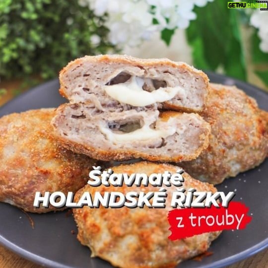 Viktorie Hrazdílková Instagram - Jaký řízek vede u tebe? 😋👩🍳👨🍳 HOLANDSKÉ ŘÍZKY Z TROUBY 👩🍳👨🍳 🫓 500g kuřecího mletého 🫓 1/2 ČL soli 🫓 1/2 ČL pepře 🫓 1 ČL sušeného česneku 🫓 60g eidamu 🫓 strouhanka Postup: Mleté maso (doporučuji kuřecí stehenní) ochuť solí, pepřem a sušeným česnekem a zpracuj. Masovou směs rozděl na 4 části a vytvoř placičky. Do každé placičky zabal kousek sýru a vytvoř "bochánek". Jednotlivé bochánky - holandské řízky dej na pečící papír, trochu posypej strouhankou a dej péct na 200°C / 20 min. Vychutnávej nejlépe ještě teplé 👩🍳👨🍳🥰❤️. Baví tě mé recepty?👩🍳 Podpoř mou tvorbu ❤, sdílením a milým komentem 🥰. Chceš mít mé rychlé recepty přehledně a pohromadě 👉 objednej si mou NOVOU kuchařku jen za 169 Kč na webu 𝗳𝗶𝘁𝘃𝗶𝗸𝗶.𝗰𝘇 👩🍳📖😋 Nutriční hodnoty 1ks (1/4): B: 27,5g S: 4,55g T: 12,3g 239 kcal #rizky #rezne #holandskerizky #bezsmazeni #svacina #vecere #syr #cheese #rychlavecere #zdravavecere #dnespecu #dnesvecerim #foodhack #fitnessrecept #zdravejidlo #hubnuti #rychlyrecept #dnesjim #syroverizky #dnesjem #healthyfood #jidlo #recept #rychlerecepty #inspirace #motivace #czechfitnessgirl #fitnesscz #dinner