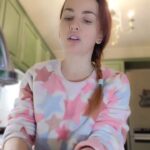 Viktoriia Bulitko Instagram - Картопля по селянськи в духовці🥰 Повне відео дивіться на нашому YOUTUBE каналі #metelykбулітко #metelyk #metelyk_music #кухарвідбога #готуємозметелик #готуємозmetelyk #готуєморазом#готуємовдома#картопляпоселянськи#картопляскибочками#рецепткартоплі#вікторіябулітко#кирилопопович