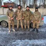 Viktoriia Bulitko Instagram - Машинка для батальйону «АЗОВ» передана, хлопці вже літають на ній👏 Дякуємо кожному хто допоміг з донатом🙏 Дякуємо мужикам, дівчатам, які тримають фронт, без них нас би не було! Памʼятайте це! Будучи тут, у хлопців батальйон «Карпатська січ», я побачив що таке війна власними очима… Війна - це коли ти приїхав просто провідати хлопців в рем базу броні, поїхав, і через 5 хвилин прилітає касетна… Всі живі, хлопці молодці! Я побачив, як в холодному ангарі, де немає вікон, хлопці варять, крутять, ремонтують машини та танки… Там дуже сильно холодно, на вулиці тепліше, але там бачуть під****, тому хлопцям в будь якому випадку потрібна криша. Тому я прошу вас, не припиняйте допомагати хлопцям та дівчатам, донатьте, доставляйте різні елементи які їм потрібні, окопні свічки, машини, донати, все що може допомогти! Сьогодні також зустрів інтернаціональний легіон, я познайомився з іспанцем, з нігерійцем, з африканцем, і вони мені посміхались, ми спілкувались як могли, так як всі не дуже англійської спілкуються, як і я))) Дуже дякую людям які покидають все в інших країнах, і приїзджають тримати фронт разом з нашими бійцями! Це наш перший МЕТЕЛИК який поїхав до хлопців, я впевнений що буде більше! Дякуємо всім! Всім дякуємо, та Слава ЗСУ! Слава Україні! Слава Нації! #метелик #зсу #metelyk_music #metelykбулітко #metelyk #вікторіябулітко #кирилопопович #автодлязсу #збірдлязсу#котики #перемога #перемогазанами#донат #донатимозсу🇺🇦 #донати