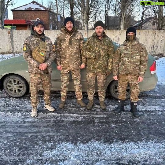 Viktoriia Bulitko Instagram - Машинка для батальйону «АЗОВ» передана, хлопці вже літають на ній👏 Дякуємо кожному хто допоміг з донатом🙏 Дякуємо мужикам, дівчатам, які тримають фронт, без них нас би не було! Памʼятайте це! Будучи тут, у хлопців батальйон «Карпатська січ», я побачив що таке війна власними очима… Війна - це коли ти приїхав просто провідати хлопців в рем базу броні, поїхав, і через 5 хвилин прилітає касетна… Всі живі, хлопці молодці! Я побачив, як в холодному ангарі, де немає вікон, хлопці варять, крутять, ремонтують машини та танки… Там дуже сильно холодно, на вулиці тепліше, але там бачуть під****, тому хлопцям в будь якому випадку потрібна криша. Тому я прошу вас, не припиняйте допомагати хлопцям та дівчатам, донатьте, доставляйте різні елементи які їм потрібні, окопні свічки, машини, донати, все що може допомогти! Сьогодні також зустрів інтернаціональний легіон, я познайомився з іспанцем, з нігерійцем, з африканцем, і вони мені посміхались, ми спілкувались як могли, так як всі не дуже англійської спілкуються, як і я))) Дуже дякую людям які покидають все в інших країнах, і приїзджають тримати фронт разом з нашими бійцями! Це наш перший МЕТЕЛИК який поїхав до хлопців, я впевнений що буде більше! Дякуємо всім! Всім дякуємо, та Слава ЗСУ! Слава Україні! Слава Нації! #метелик #зсу #metelyk_music #metelykбулітко #metelyk #вікторіябулітко #кирилопопович #автодлязсу #збірдлязсу#котики #перемога #перемогазанами#донат #донатимозсу🇺🇦 #донати