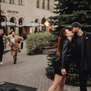 Viktoriia Bulitko Instagram - Знаючи, що @kirill_kapa_off не любить сюрпризів, я все одно наважилася організувати йому несподіваний імпровізаційний День Народження 🥳 (це була мЄсть за мій😅) 
Сподіваюсь, він мене не обманює, коли каже, що йому все сподобалось 🙈 дякую друзям @oleksiy_sopilko @oleksandra_holivets за допомогу 
Фотографії неймовірні 👉 Дякую @photo.voda 🔥