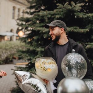 Viktoriia Bulitko Instagram - Знаючи, що @kirill_kapa_off не любить сюрпризів, я все одно наважилася організувати йому несподіваний імпровізаційний День Народження 🥳 (це була мЄсть за мій😅) 
Сподіваюсь, він мене не обманює, коли каже, що йому все сподобалось 🙈 дякую друзям @oleksiy_sopilko @oleksandra_holivets за допомогу 
Фотографії неймовірні 👉 Дякую @photo.voda 🔥