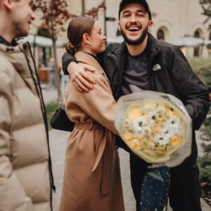 Viktoriia Bulitko Instagram - Знаючи, що @kirill_kapa_off не любить сюрпризів, я все одно наважилася організувати йому несподіваний імпровізаційний День Народження 🥳 (це була мЄсть за мій😅) 
Сподіваюсь, він мене не обманює, коли каже, що йому все сподобалось 🙈 дякую друзям @oleksiy_sopilko @oleksandra_holivets за допомогу 
Фотографії неймовірні 👉 Дякую @photo.voda 🔥