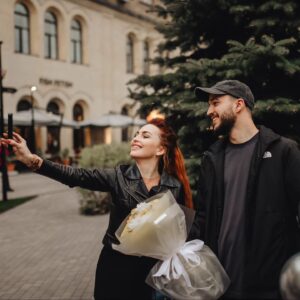 Viktoriia Bulitko Instagram - Знаючи, що @kirill_kapa_off не любить сюрпризів, я все одно наважилася організувати йому несподіваний імпровізаційний День Народження 🥳 (це була мЄсть за мій😅) 
Сподіваюсь, він мене не обманює, коли каже, що йому все сподобалось 🙈 дякую друзям @oleksiy_sopilko @oleksandra_holivets за допомогу 
Фотографії неймовірні 👉 Дякую @photo.voda 🔥