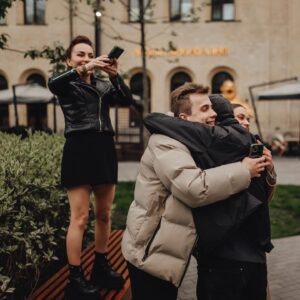 Viktoriia Bulitko Instagram - Знаючи, що @kirill_kapa_off не любить сюрпризів, я все одно наважилася організувати йому несподіваний імпровізаційний День Народження 🥳 (це була мЄсть за мій😅) 
Сподіваюсь, він мене не обманює, коли каже, що йому все сподобалось 🙈 дякую друзям @oleksiy_sopilko @oleksandra_holivets за допомогу 
Фотографії неймовірні 👉 Дякую @photo.voda 🔥