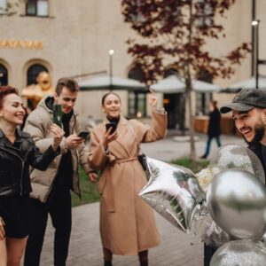 Viktoriia Bulitko Instagram - Знаючи, що @kirill_kapa_off не любить сюрпризів, я все одно наважилася організувати йому несподіваний імпровізаційний День Народження 🥳 (це була мЄсть за мій😅) 
Сподіваюсь, він мене не обманює, коли каже, що йому все сподобалось 🙈 дякую друзям @oleksiy_sopilko @oleksandra_holivets за допомогу 
Фотографії неймовірні 👉 Дякую @photo.voda 🔥