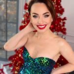 Viktoriia Bulitko Instagram - Образ від @yolkinabeauty для гарної та яскравої @bulitka ✨ Нагадую, що вже час починати бронювати дати на святкові дати цієї зими ✨ І дякуємо всім, хто причетний до того, щоб в ці зимові свята ми залишались у себе вдома, в рідній країні та своїм народом ✨