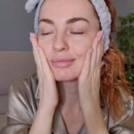 Viktoriia Bulitko Instagram - Цікаве знайомство з талановитою людиною, яка виробляє косметику 👉 @chystavroda Взяла, можна сказати, інтерв'ю)) Віка: Олю,як ви змогли під час війни не втратити віри в своє діло? Ольга: В Мелітополі у мене була Лабораторія, команда. П’ять років працювали і розвивали бізнес. Виїхали в перший день війни. Все обладнання, інгредієнти залишилися в Мелітополі. Чекали, переживали, і вирішили починати з нуля в іншому місті. Зараз в Одесі. Люблю її за море...Море мене лікує краще за психологів)) Відкрила в Одесі нову Лабораторію. Процес пройшов швидше, бо я вже йшла по знайомому шляху. Всі документи відновлені, всі сертифікати і експертизи. Віка: Розкажіть підпісникам про свою косметику і, взагалі, з чого все почалося? Ольга: В минулому я викладач математики в університеті, кандидатка технічних наук. Косметологія спочатку була моїм хобі. У мене була дуже чутлива шкіра, і я намагалася дізнатися максимум інформації, щоб собі допомогти. Мені не підходили косметичні засоби з аптек, магазинів і супермаркетів. В ті часи, коли я вирішила створювати власну косметику на нашому ринку взагалі не було якісних засобів без хімічних інгредієнтів. Потім хобі стало чимось більшим, я кинула університет і повністю поринула в косметичну хімію. Здобула освіту косметолога, хелс-коуча. Потім, коли дізналася все про шкіру і її функціонування, про косметику, складники і догляд, а також на власному досвіді і досвіді своїх клієнток побачила, як все працює, розчарувалася в косметології. Але не так, щоб дуже))) Косметика нам потрібна. Але не в тій скаженій кількості, що ми бачимо на поличках магазинів. То все безсовісний маркетинг. І насправді, що більше догляду, то гірше шкірі від цього.Тому концепція Чистої Вроди - це розумний мінімалізм. Мінімалізм, який допомагає шкіри повернути її функціональність, підсилити власні ресурси для відновлення. Не руйнувати, а допомагати. Тому в лінійці немає агресивних компонентів: кислот, ретинолу. Насправді всі ці інгредієнти ще більше виснажують шкіру і в довгостроковій перспективі пришвидшують старіння. Наша мета - відновити захисний бар’єр шкіри, зробити її  здоровою і з міцним імунітетом. А здорова шкіра - це молода і красива шкіра