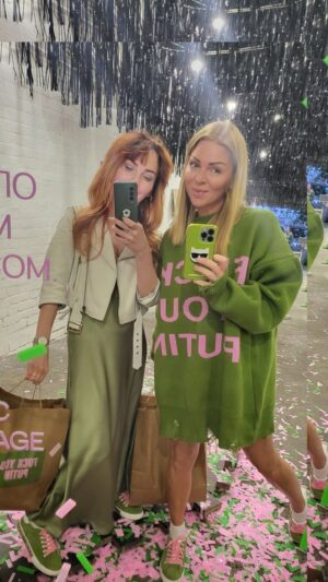 Viktoriia Bulitko Instagram - 🥰Позавчора мали честь з @yamo4ka
приймати участь у благодійному заході на який нас запросили неймовірні @vip_luxury_edition (відомий своїм #FUCKYOUPUTIN ) і @emmelie_delage - український бренд взуття та одягу для будь-яких ролей дівчини. Від настрою сексі кішка, до бізнес вумен і мами в декреті. Основна фішка - комплекти (одягу та взуття). Все виготовляється на власному виробництві в Харкові. Магазин в Києві за адресою вул.Гончара 25.
Тож підтримаємо власних виробнів, тим паче, таких крутих🔥
P.S. дякуємо за стиль та якість🙏❤️
