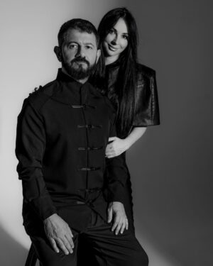 Viktoriya Galustyan Instagram - На этой чёрно-белой фотографии нашей любви каждая черта, каждая тень – как отпечаток времени. 20 лет вместе – это искусство совместного творения. Ты – краска в моей палитре, я – строитель нашего совместного полотна. Мы стояли перед лицом вызовов, но каждая преграда стала частью нашего скульптурного произведения. Любовь – это не просто эмоция, это философия совместного существования. В чёрно-белом мире наши сердца бьются в ритме бесконечной гармонии. 🎨❤️ #ИскусствоЛюбви