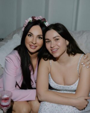Viktoriya Galustyan Instagram - На днях отгуляли на вечеринке, в честь дня рождения @martakirr . Вечер был в стиле «а-ля рус». Все гости выдержали дресс-код и пришли в русских народных костюмах ) . Было очень весело и душевно. Спасибо Марта за этот прекрасный, тематический  праздник для друзей . Пусть все твои заветные желания сбудутся ❤️