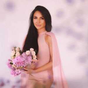 Viktoriya Galustyan Instagram - Могла бы в руки взять синицу, но поместился только букет гортензии.