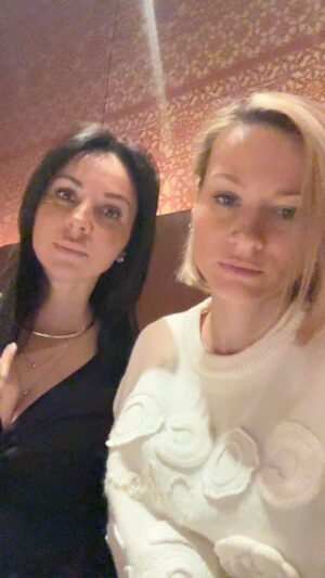 Viktoriya Galustyan Instagram - Как подруга я на любителя. 

✅ По телефону болтать не хочу.
✅ Редко объявляюсь. 
✅ Могу забыть с чем-то поздравить. 

Но есть одна стойкая, которая терпит меня уже 15 лет.. «мой человек». 
Мне с ней комфортно, как с самой собой..

А вы часто созваниваетесь с подругами?