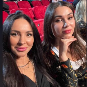 Viktoriya Galustyan Instagram - Оставлю эти фото здесь . С моими девочками скучать не приходится ❤️