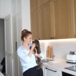 Viktoriya Isakova Instagram - Идеальное утро: Когда солнце светит Солнца нет, но странным образом и без него очень хорошо Всех проводила Дел на ближайшие пол часа нет Телефон еще молчит Кофе варится в кофейной станции BORK Собака веселая ❤️