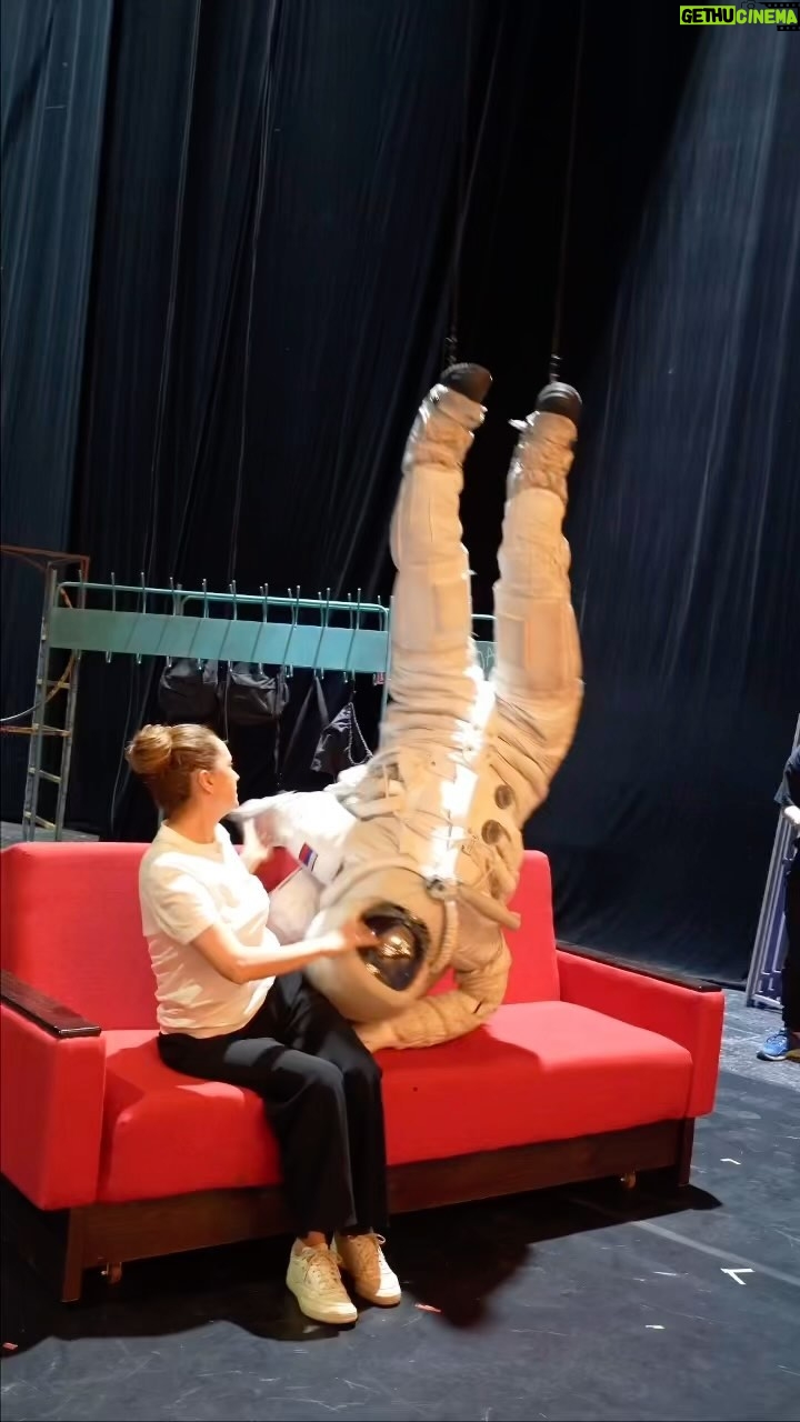 Viktoriya Isakova Instagram - Сегодня играем «Космос» в театре Пушкина. Спектакль «Космос» поставлен по очень смешной пьесе о несмешной жизни. Смеяться до слёз, оплакивая свои страхи, испытывать чувство сострадания и очищения. Настоящий аттракцион.