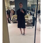 Viktoriya Isakova Instagram - Хочу все новое и красивое. Хочу пайетки , золотые, пусть они мне не идут. Хочу вкусную еду. Ненавижу пробки, но все хотят того же, что и я , поэтому носятся по магазинам и стоят в машинах в пробках. Если что, в метро тоже пробки , я проверила. В чем нужно встречать новыйгод, чтобы все было зашибись весь год? Мой план : пайетки( пижама с пайетками тоже 🔥🔥🔥, если что) , фильм «реальная любовь», шампанское и бумажка с желанием, больше одного не успеваю написать и сжечь, а потом прожевать то, что не сожглось и запить чем то пузырящимся. Все очень просто и понятно.