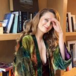 Viktoriya Isakova Instagram - Когда поняла Что теперь какое то время хочешь сниматься только в рилсах 💃 Потому что это красиво А в кинотеатрах вас ждет просто умопомрачительно красивый #столеттомувперед ❤️❤️❤️